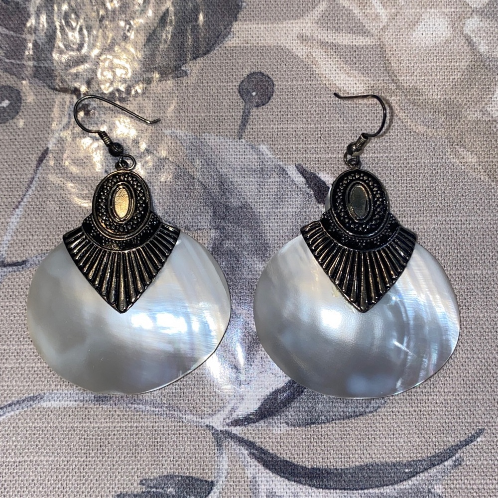 Elegant Silver and Black Shell Hanging Earrings